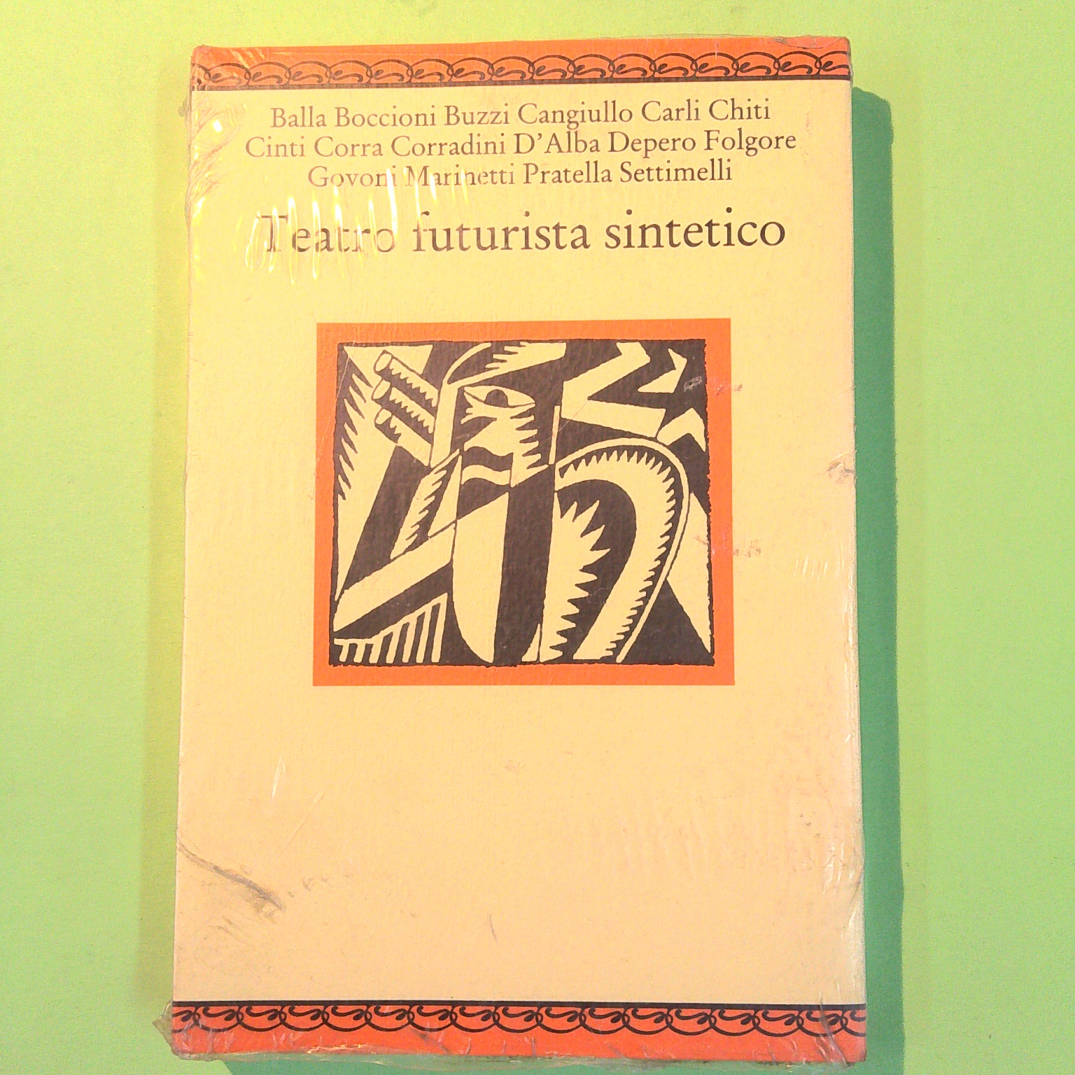 TEATRO FUTURISTA SINTETICO