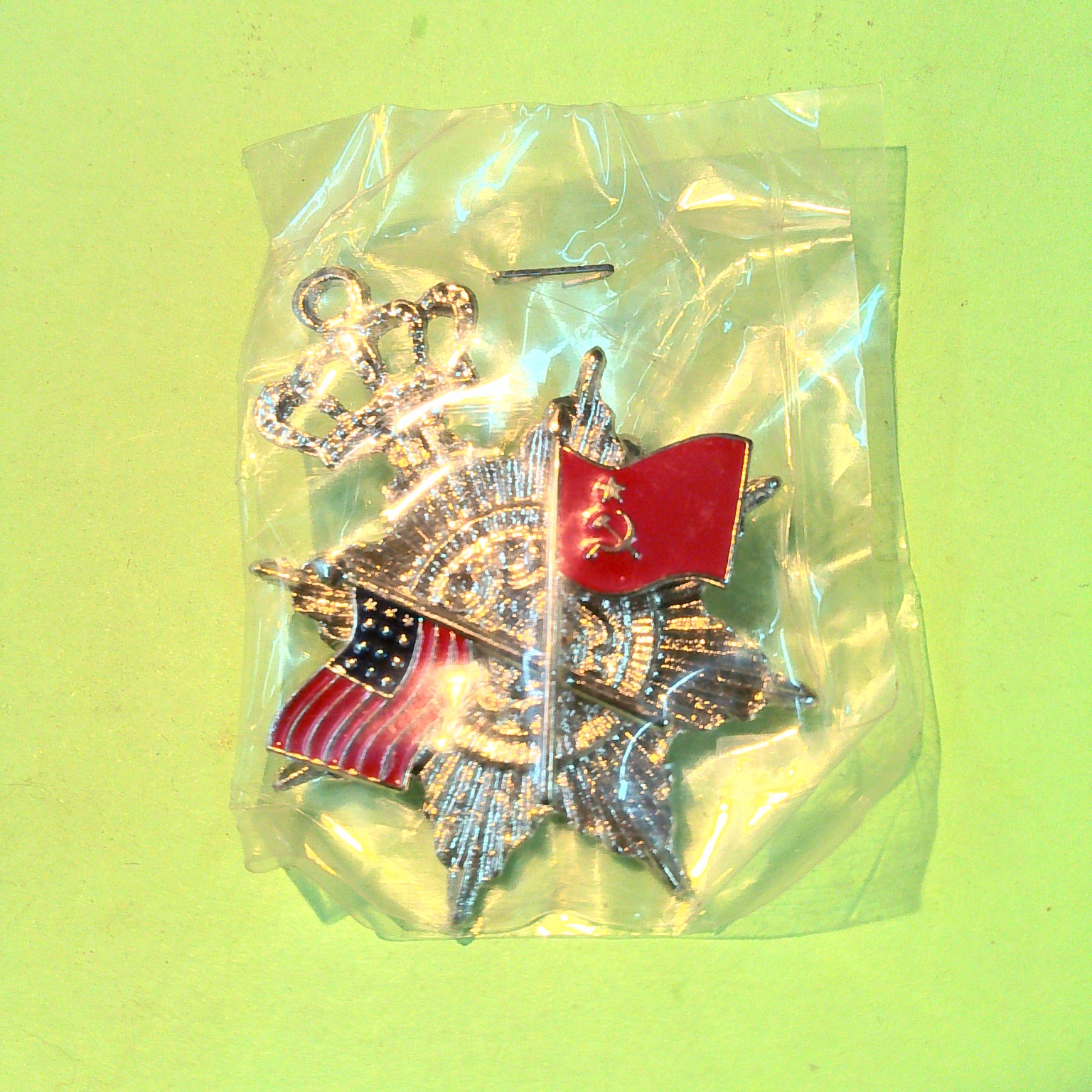 SPILLA VINTAGE BANDIERE USA URSS IN METALLO SMALTATO