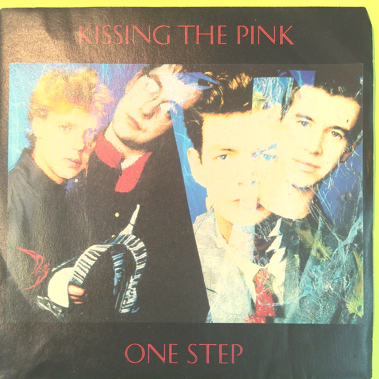 ONE STEP/FOOTSTEPS KISSING THE PINK 45 GIRI ZB 7551 1985