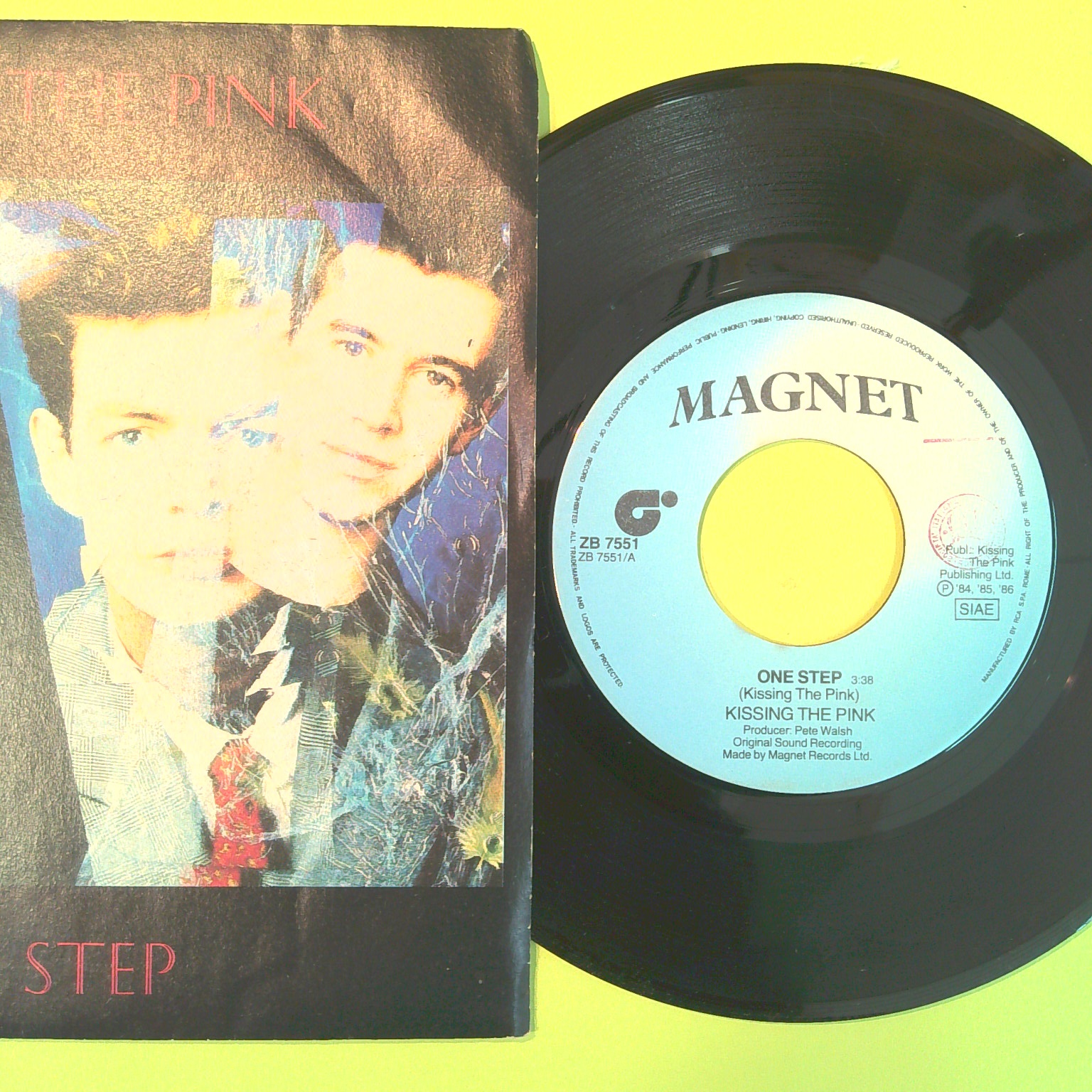 ONE STEP/FOOTSTEPS KISSING THE PINK 45 GIRI ZB 7551 1985 - immagine 2