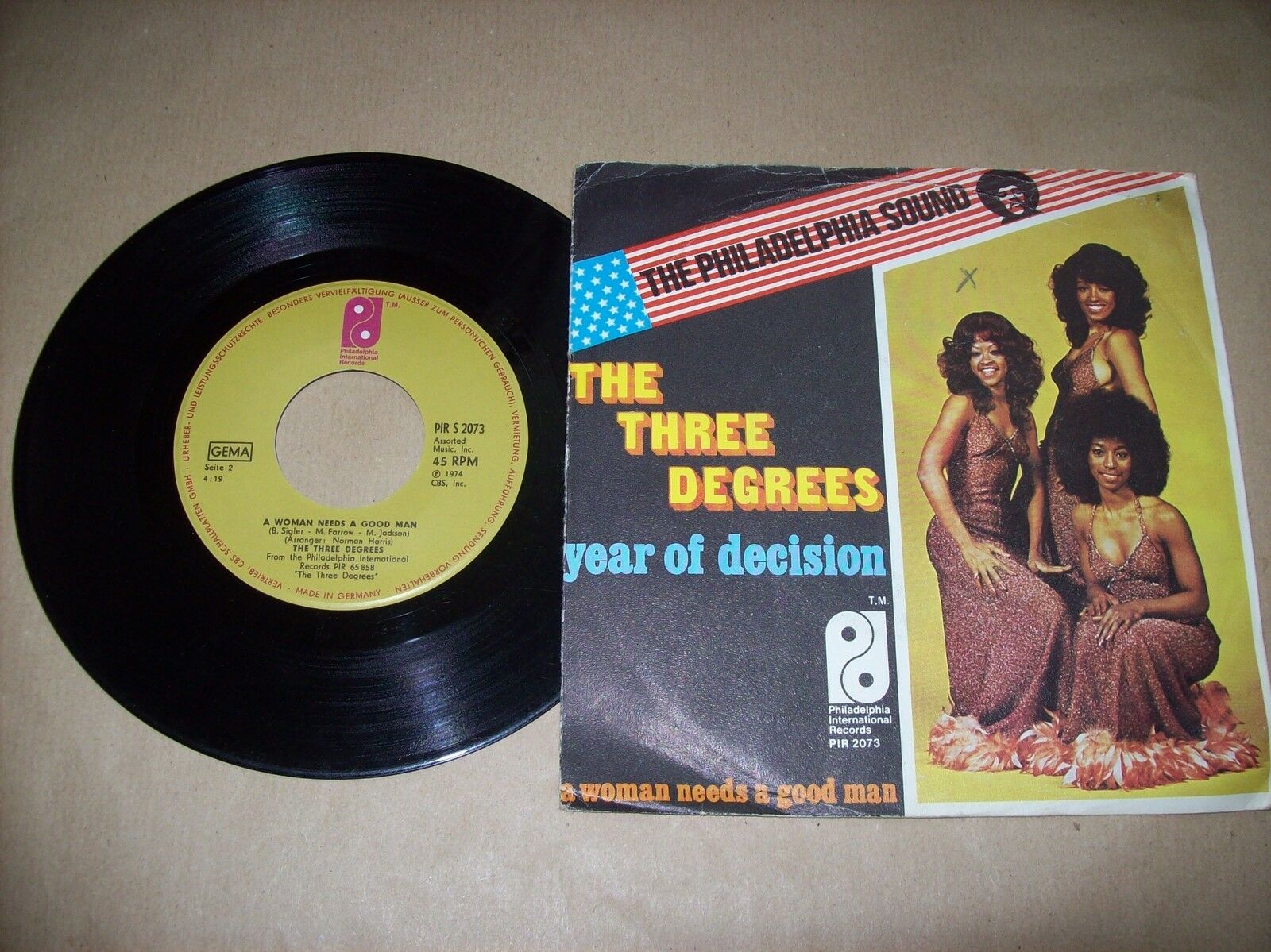 THE THREE DEGREES YEAR OF DECISION / A WOMAN NEEDS A GOOD MAN PIR S 2073