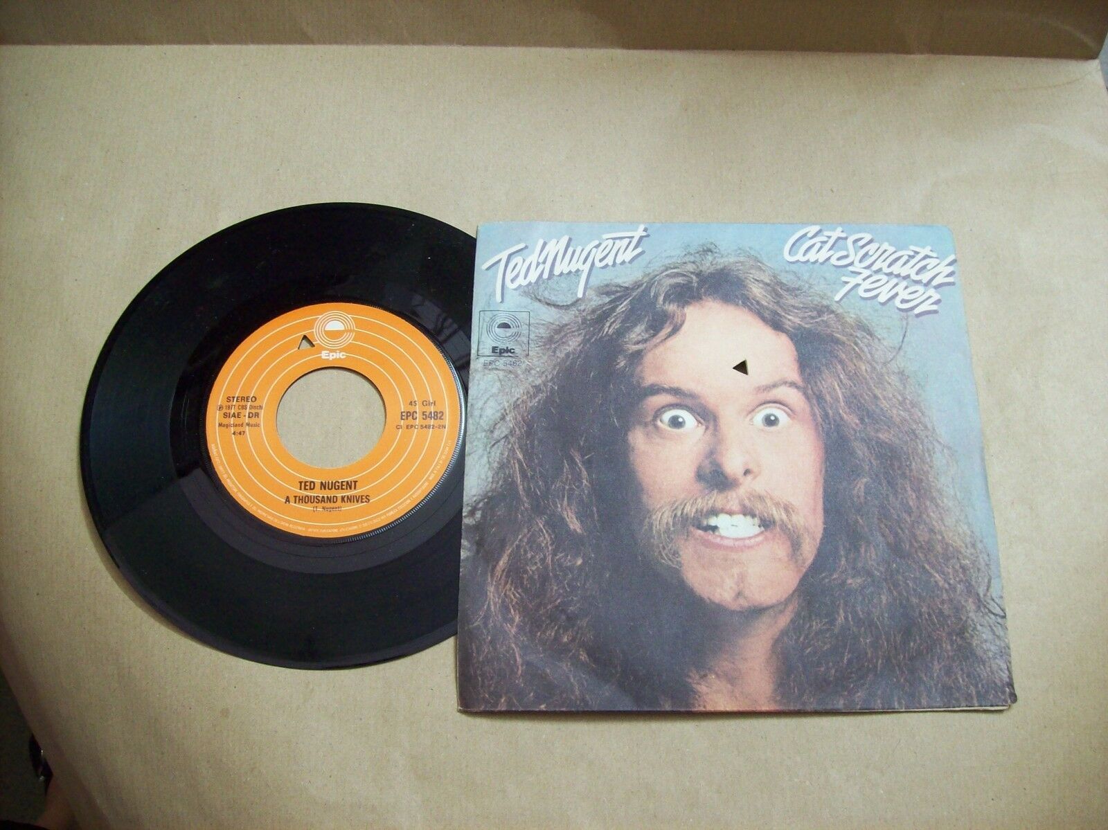TED NUGENT CAT SCRATCH FEVER / A THOUSAND KNIVES EPIC EPC 5482 45 GIRI 1977