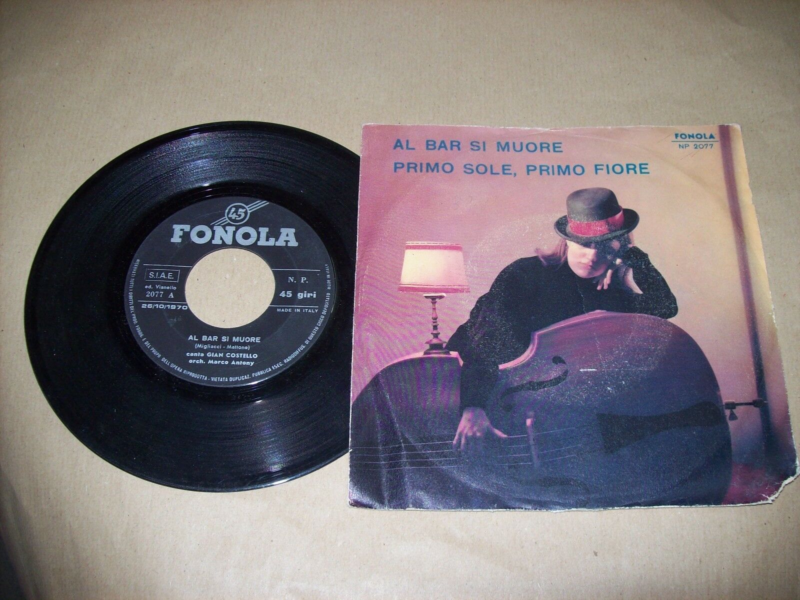 GIAN COSTELLO AL BAR SI MUORE / PRIMO SOLE PRIMO FIORE FONOLA NP 2077 45 GIRI