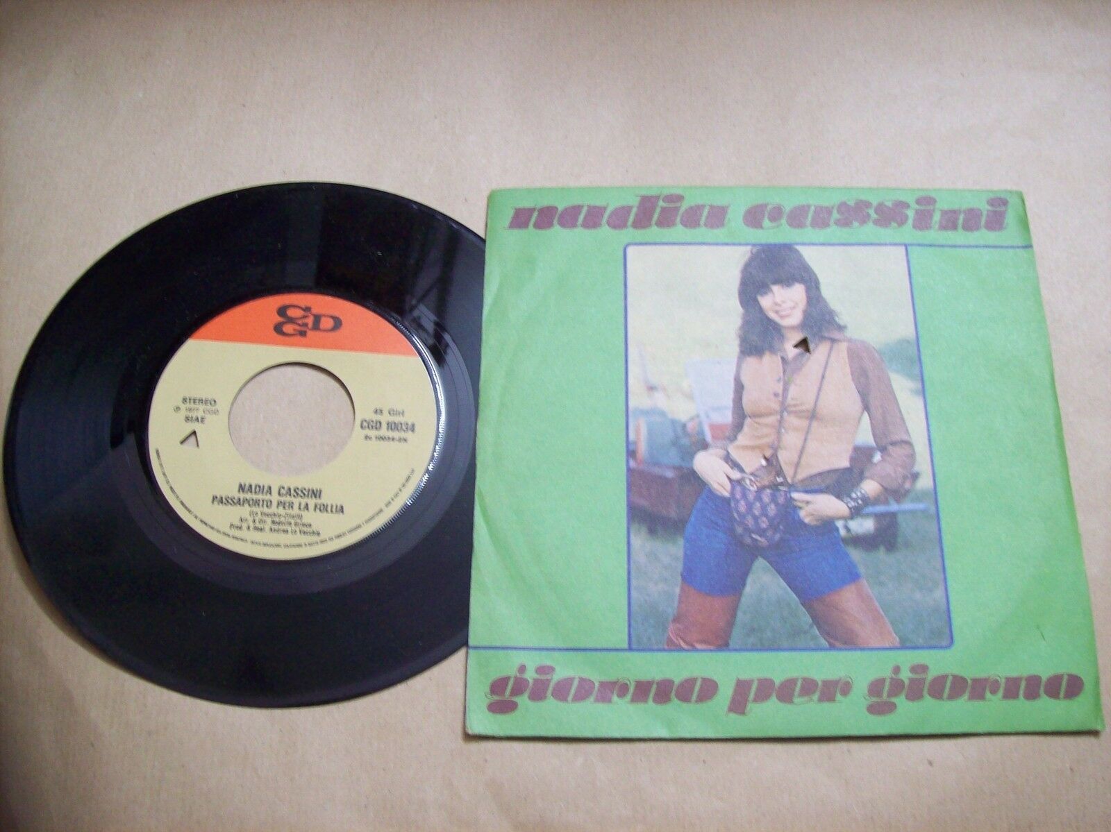 NADIA CASSINI GIORNO PER GIORNO / PASSAPORTO PER LA FOLLIA CGD 10034 45 GIRI