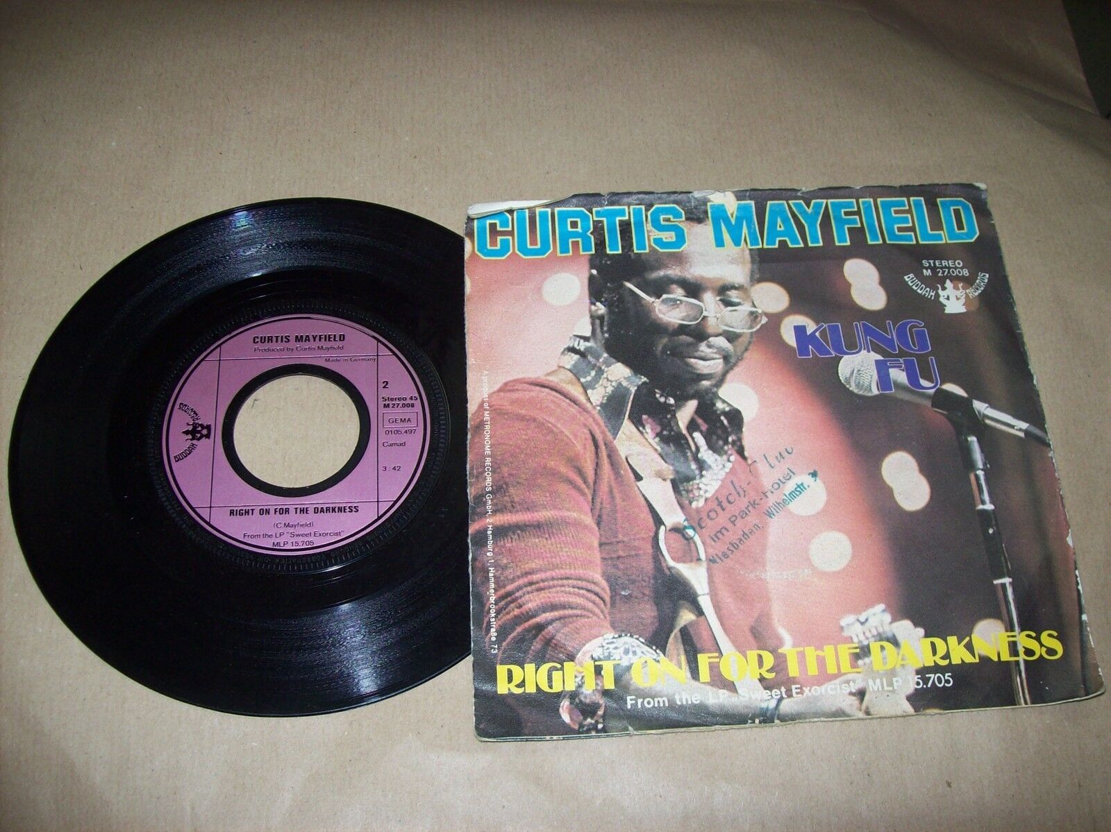 CURTIS MAYFIELD RIGHT ON THE DARKNESS / KUNG FU BUDDAH RECORDS M 27 008 45 GIRI