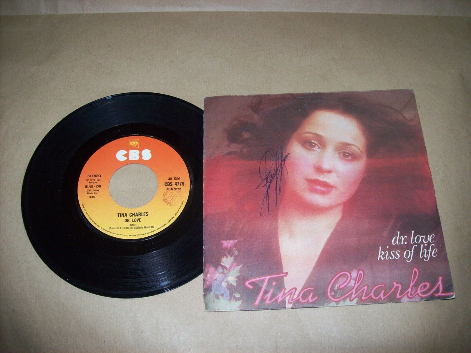 TINA CHARLES DR LOVE / KISS OF LIFE CBS 4779 45 GIRI 1976